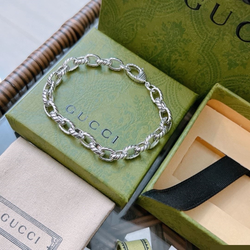 G*u*i bracelets